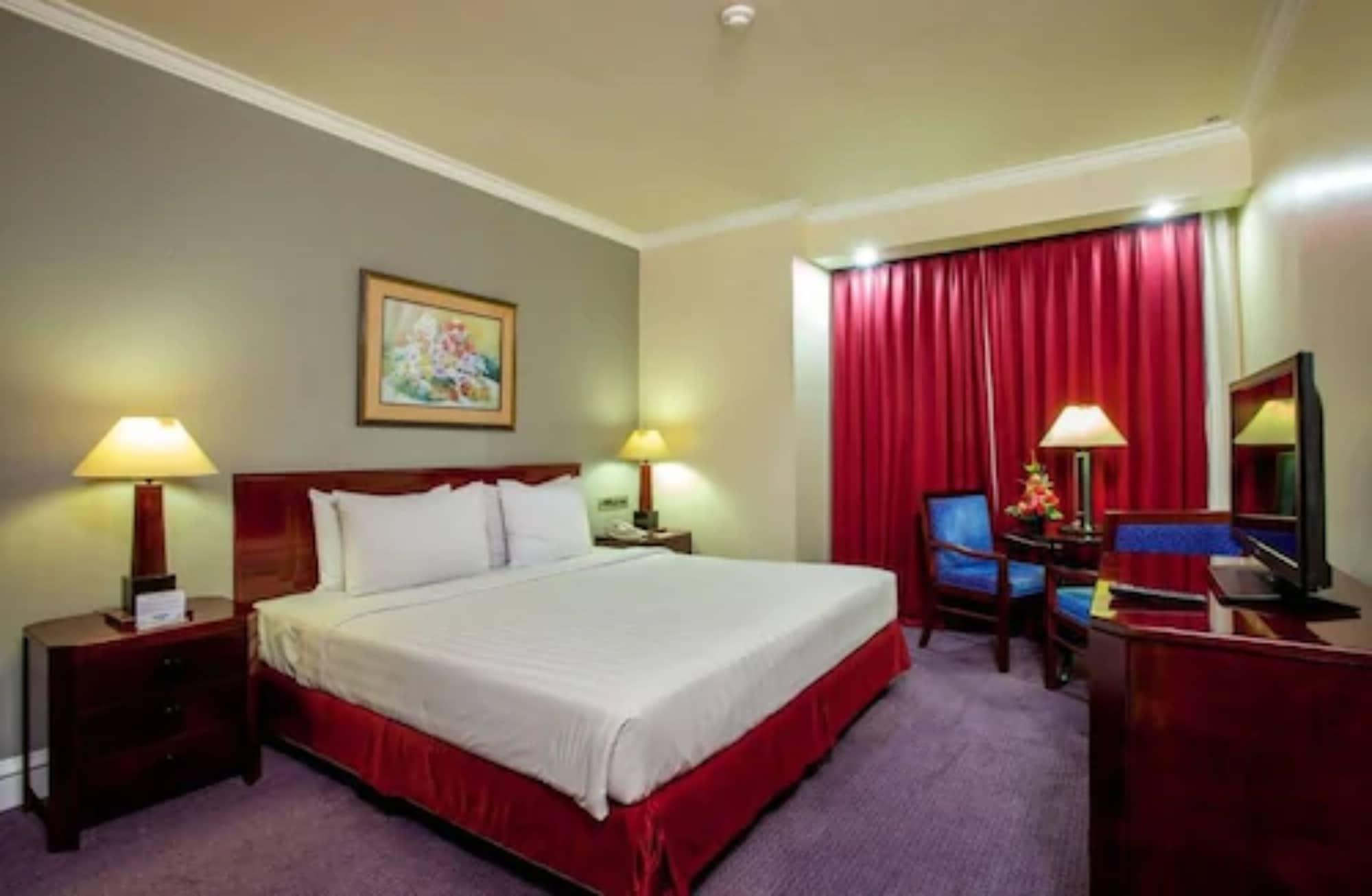 Surabaya Suites Hotel Powered By Archipelago Eksteriør billede